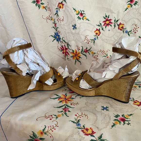 SOLD!! VINTAGE Y2K FIONI COPPER GOLD GEMSTONE VELVET STRAPPY WEDGES - Picture 4 of 7